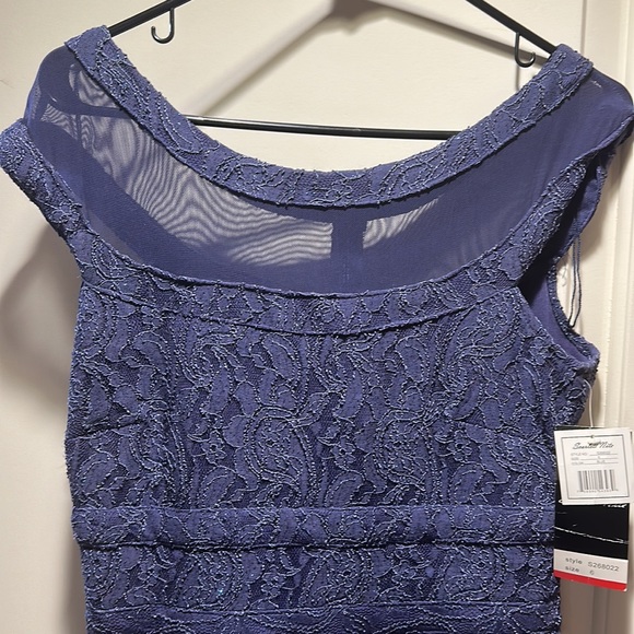 Never worn Woman’s size 6 Blue Special Occasion/Party Dress - Picture 3 of 4